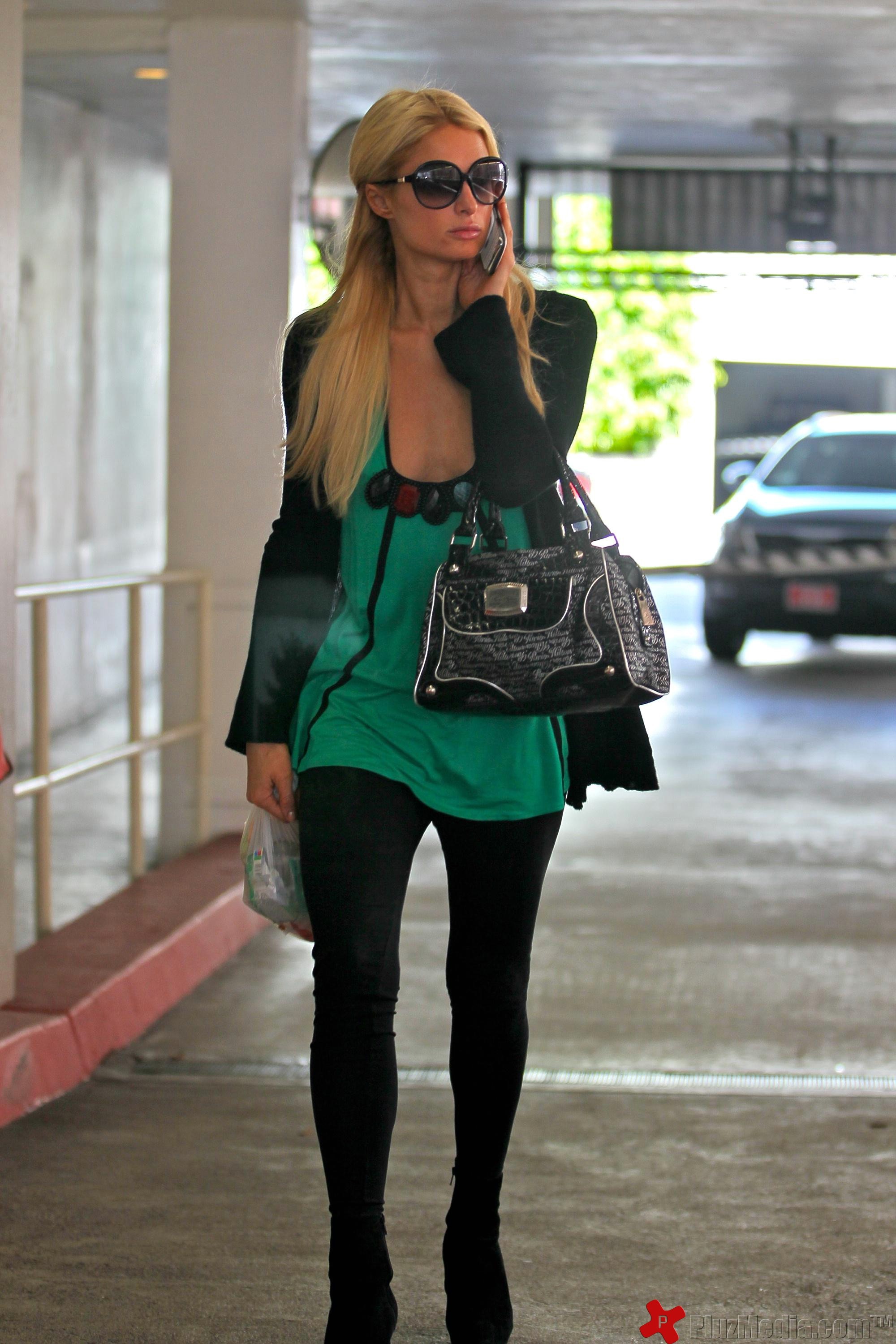 Paris Hilton picks up her car & driving away from a medical centre - Photos | Picture 96724